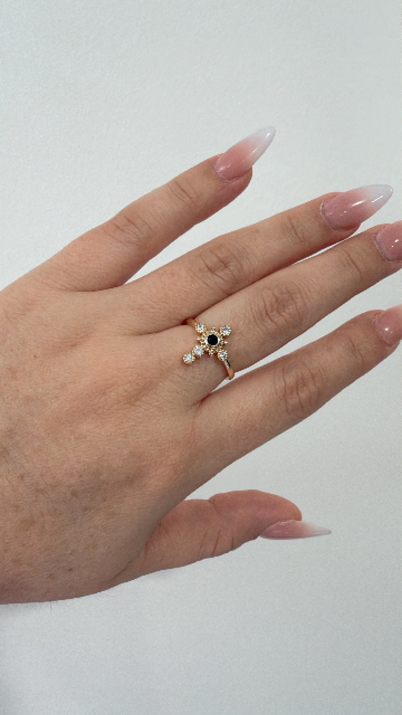 anillo dorado de cruz con piedras tipo circonias