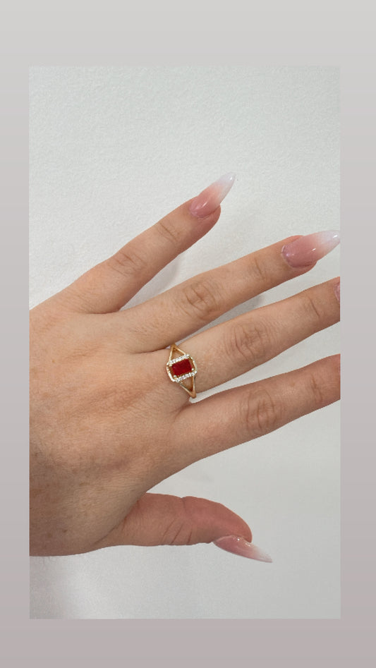 anillo rojo elegante en oro laminado 14k