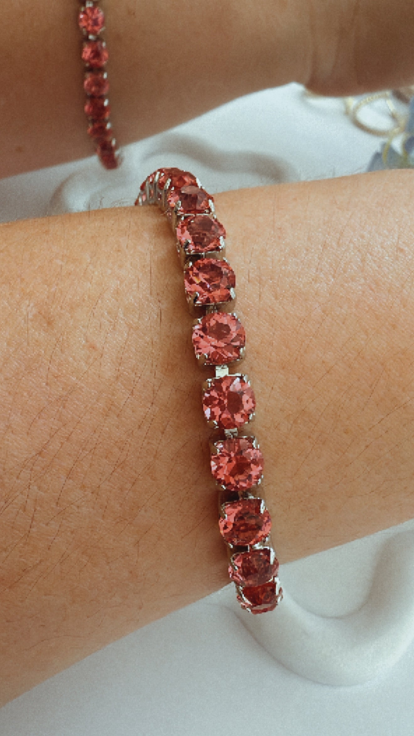 Pulsera con circonias rosadas Azules o rojas – Brillo y elegancia