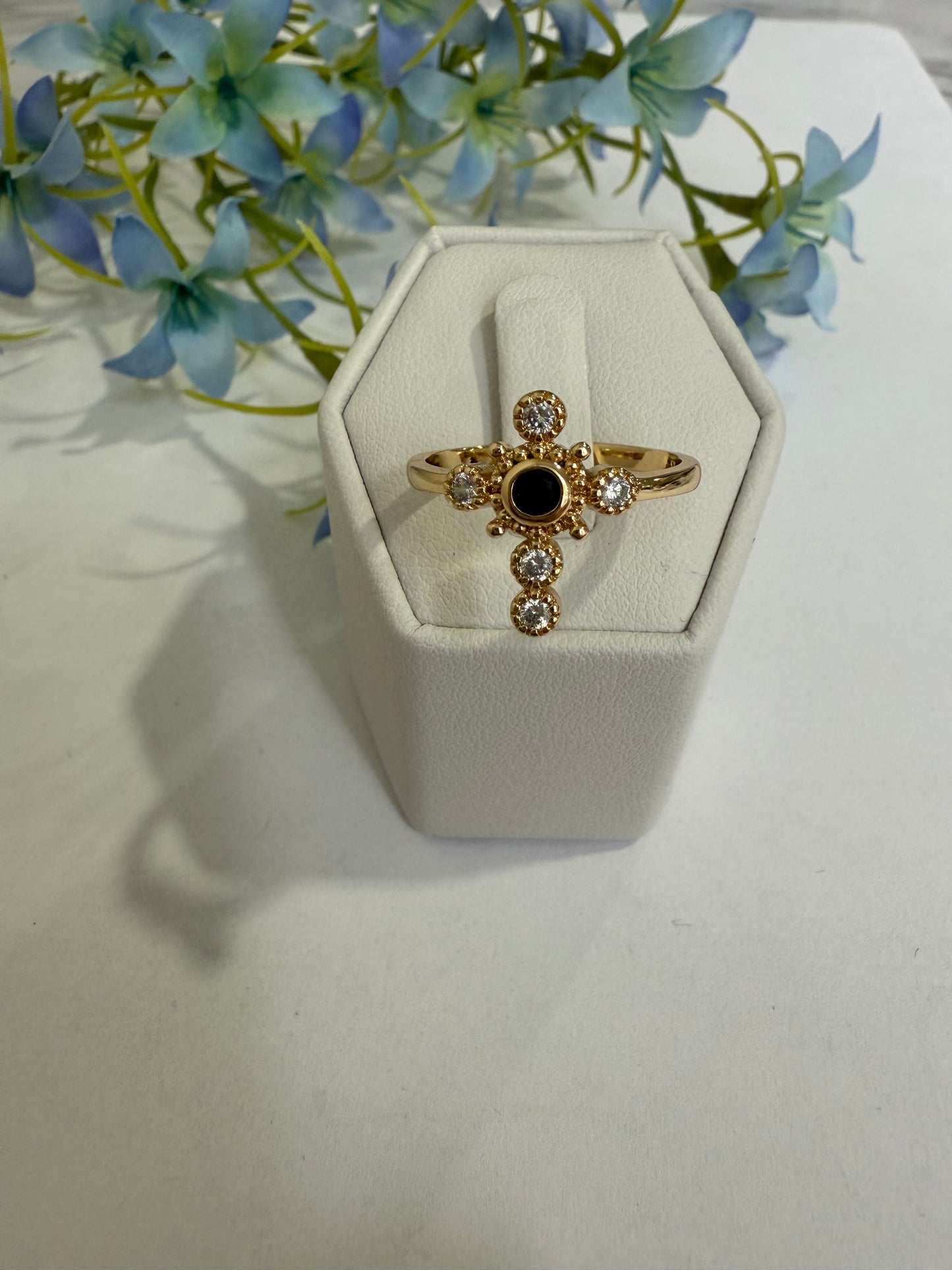 anillo dorado de cruz con piedras tipo circonias