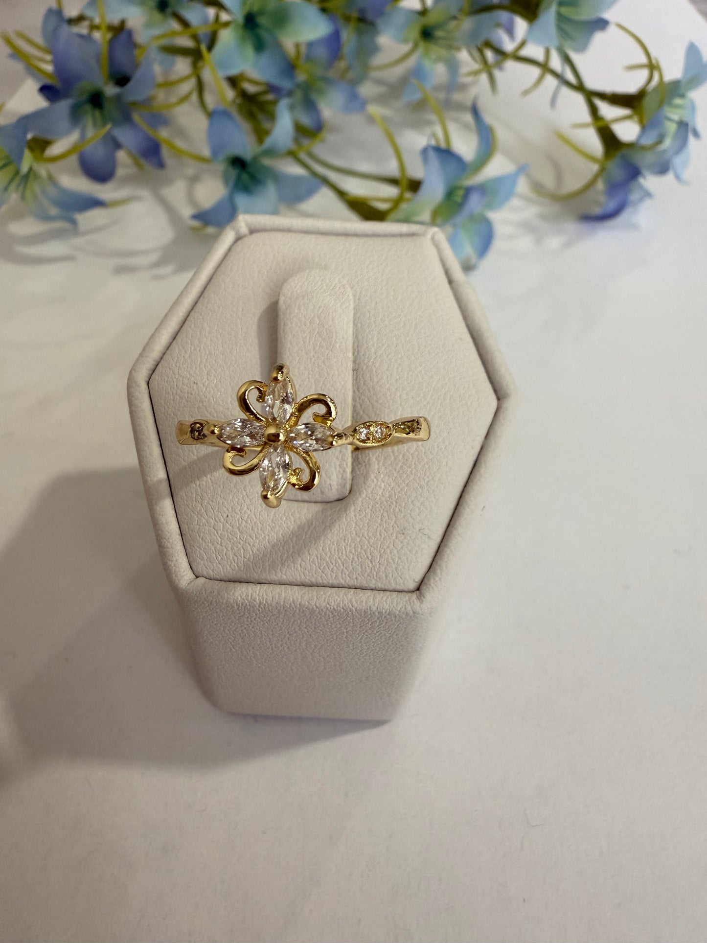 anillo floral en oro laminado 14k con circonias