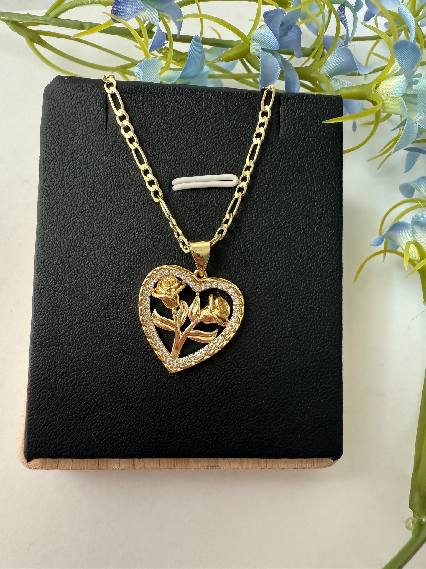 Dije de corazón con dos rosas — Amor en cada pétalo