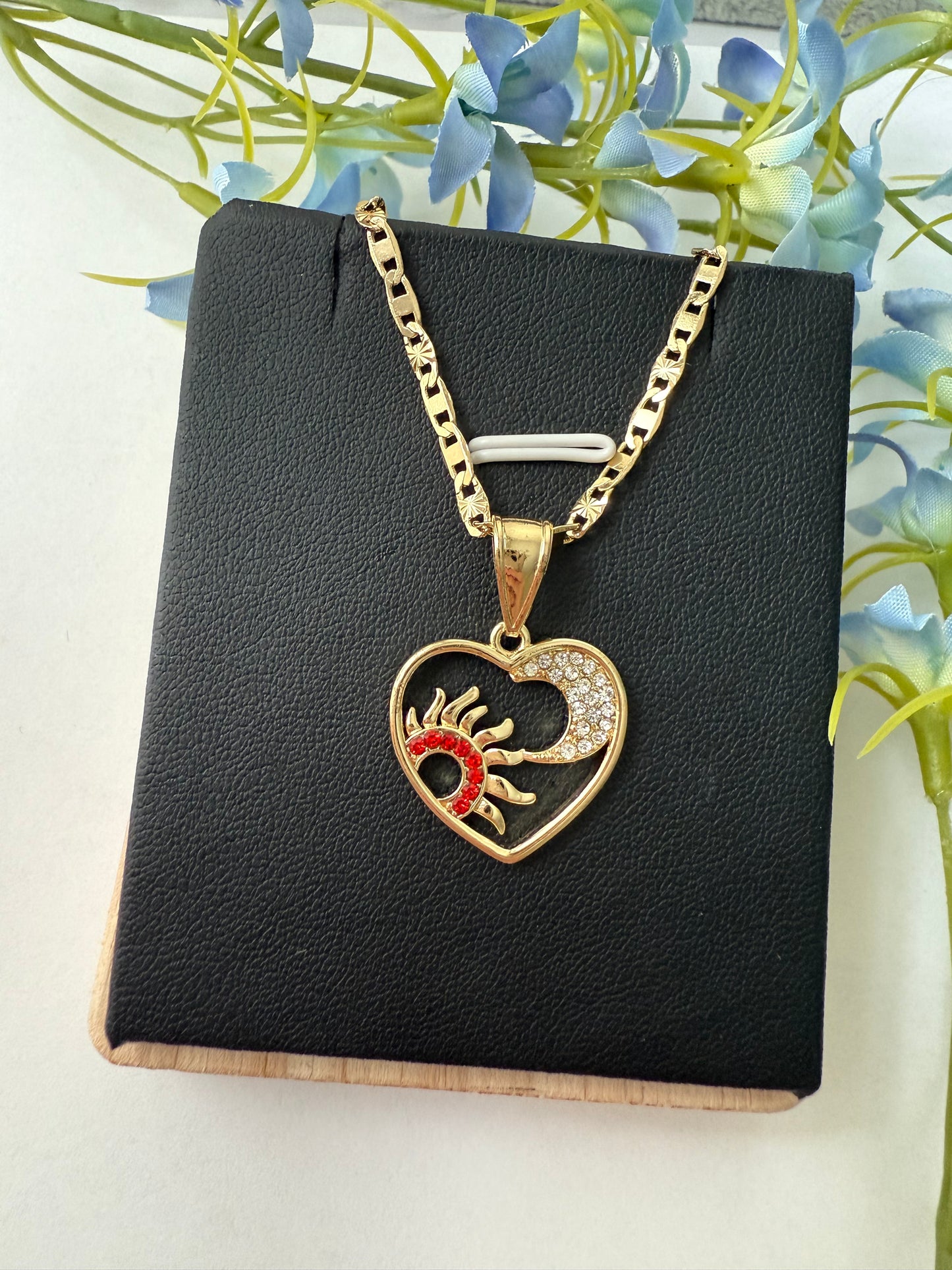 🌞🌙 Título: Dije de corazón con sol y luna en eclipse — Amor que se encuentra en el momento perfecto