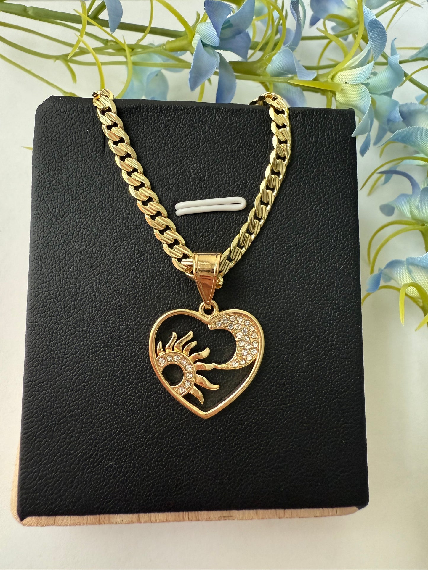 Collar de corazón con luna y sol — Brillos