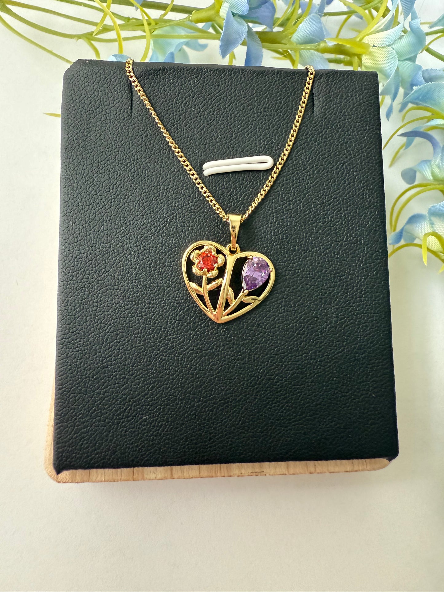 ✨ Dije de Corazón con Rosa Roja y Tulipán Morado ✨