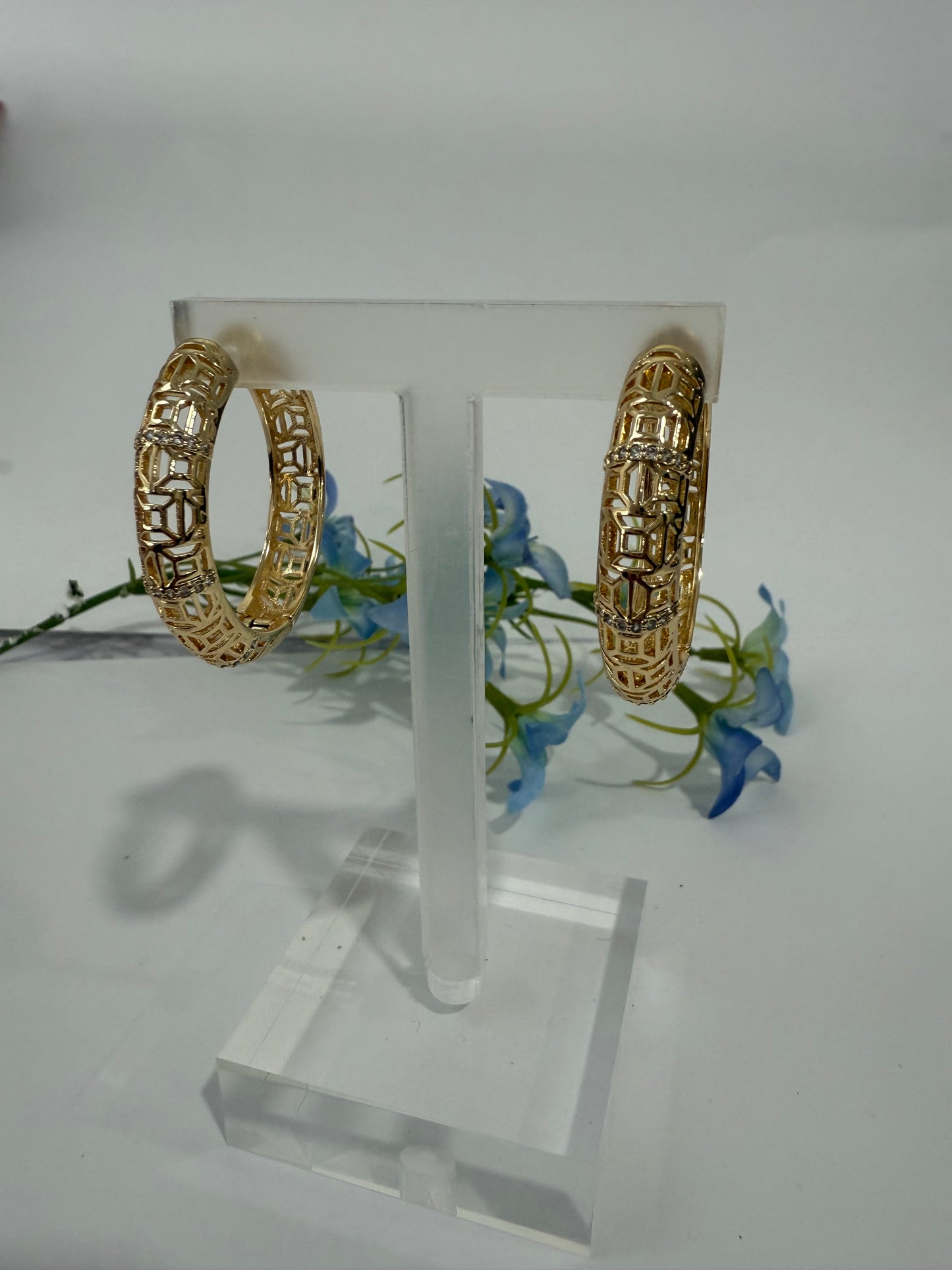Argollas doradas con diseño geométrico – Estilo moderno en oro laminado 14K