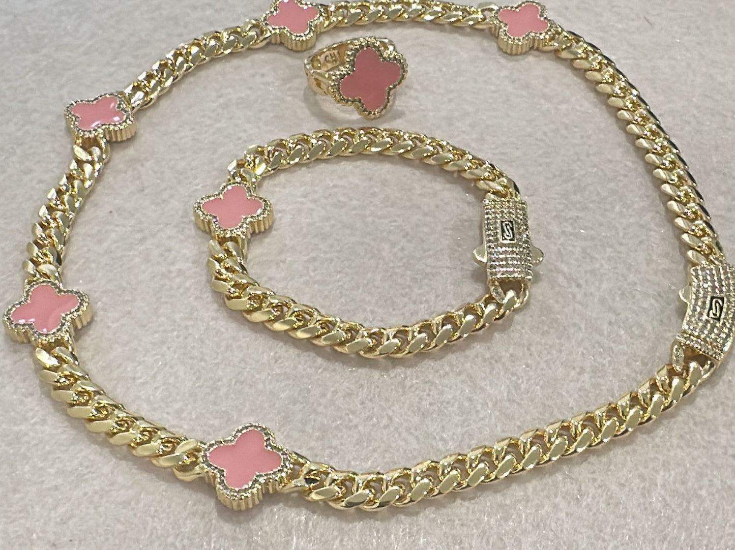Set de cadena, pulsera y anillo con trébol rosa – Oro laminado 14K