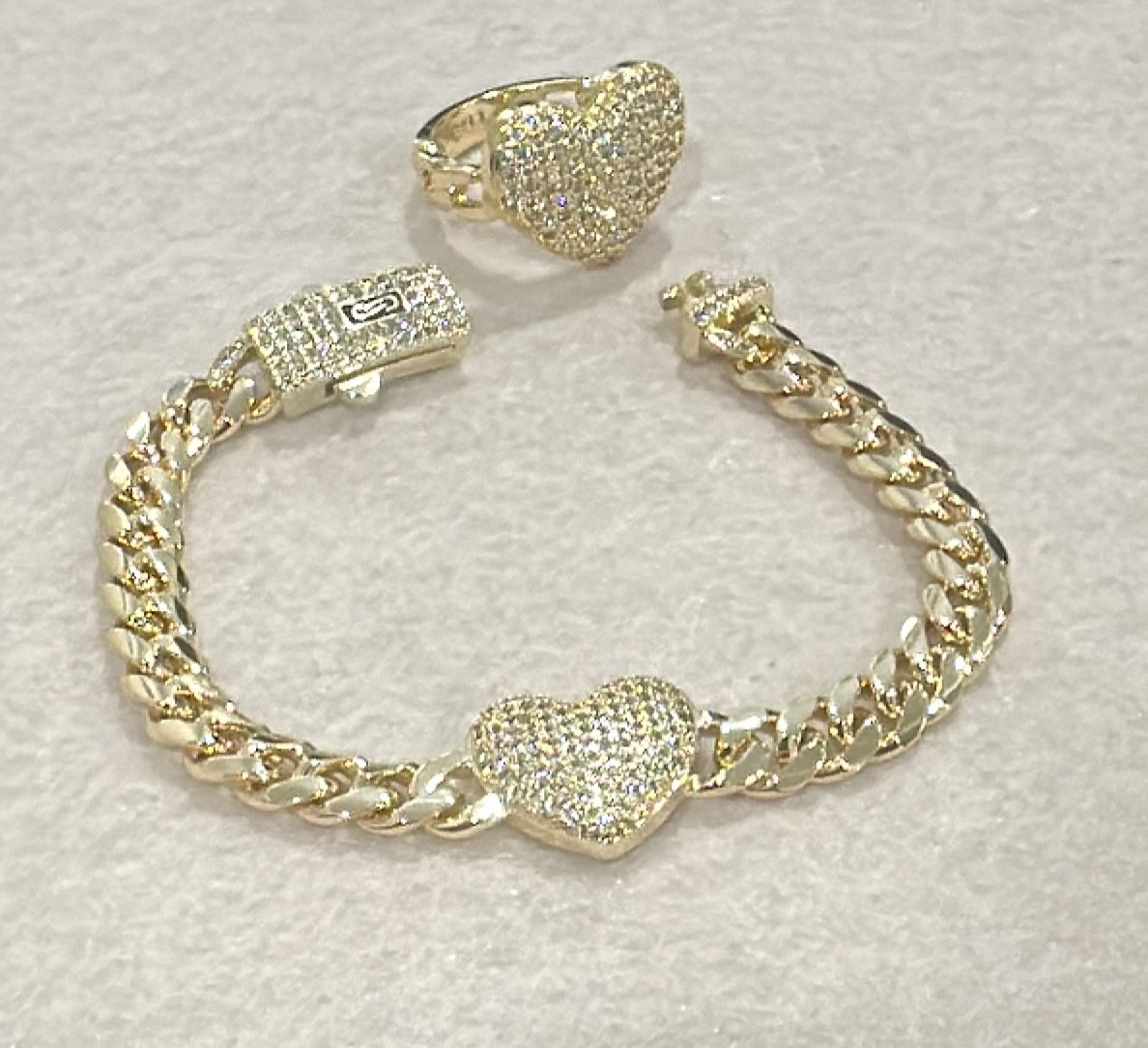Set de anillo y pulsera con corazón brillante – Oro laminado 14K