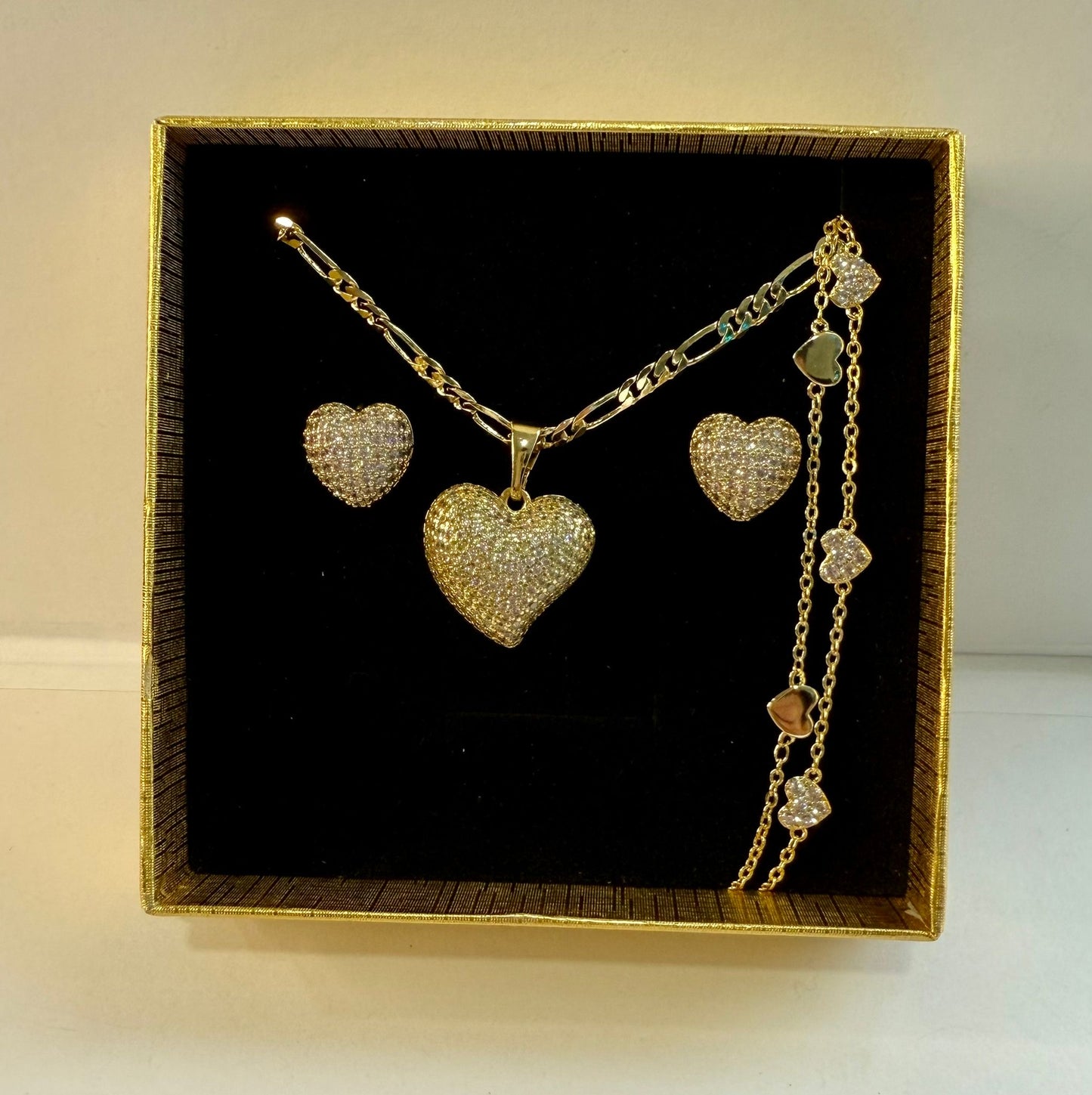 Set Corazón Glam – Collar, Aretes y Pulsera en Oro Laminado 14k