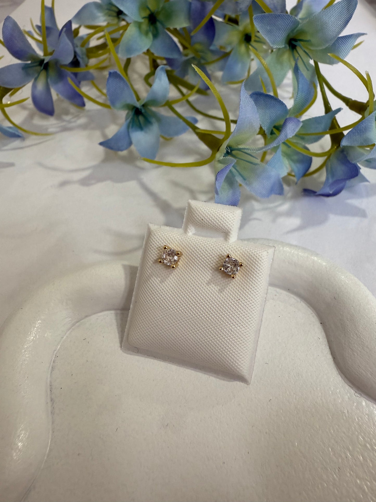 Mini studs elegancia clásica