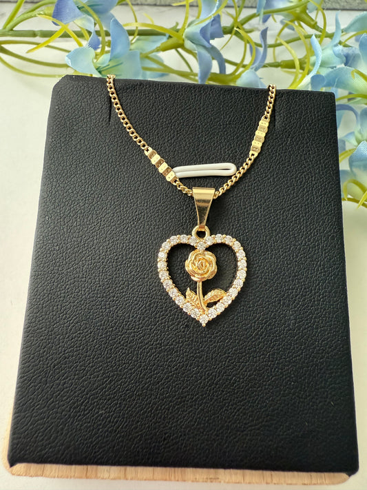 Dije de corazón con rosa — Amor que florece desde el alm