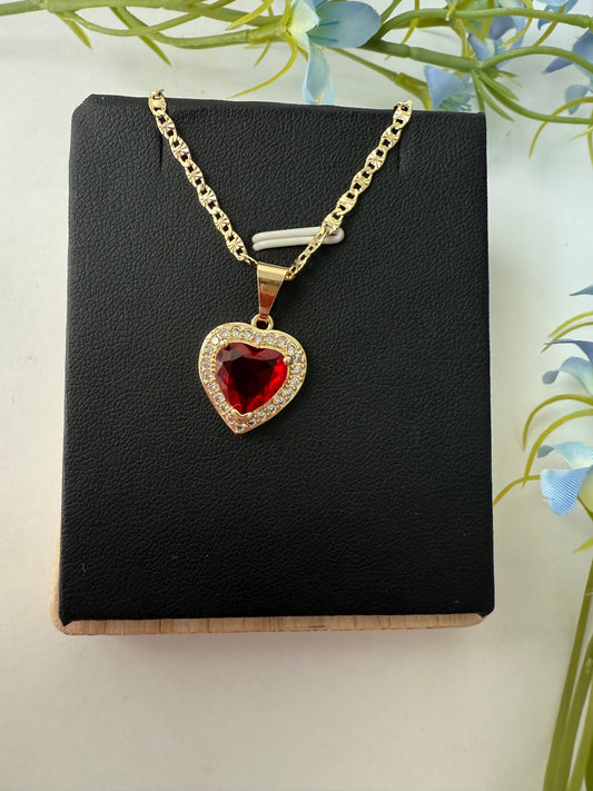Dije de Corazón con Piedra Roja y Brillos al Contorno ✨