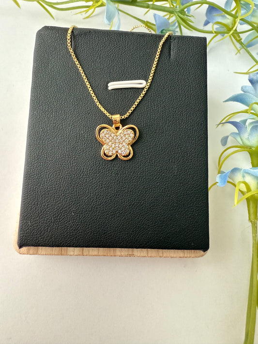 Dije Pequeño de Mariposa con Piedras y Marco ✨