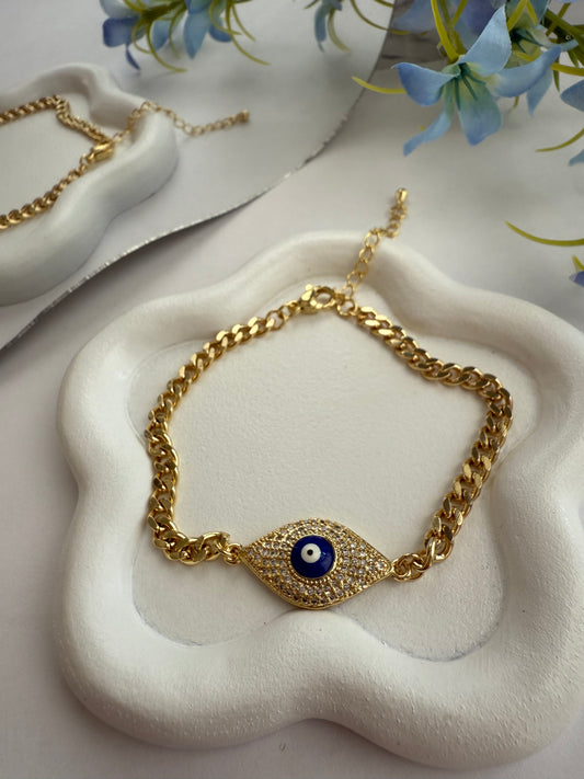 Pulsera Clásica con ojo central y circonias – Brillo y elegancia